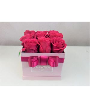 Krabička s růžovými růžemi