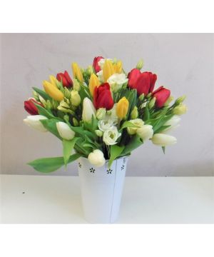 Barevné tulipány s eustomou