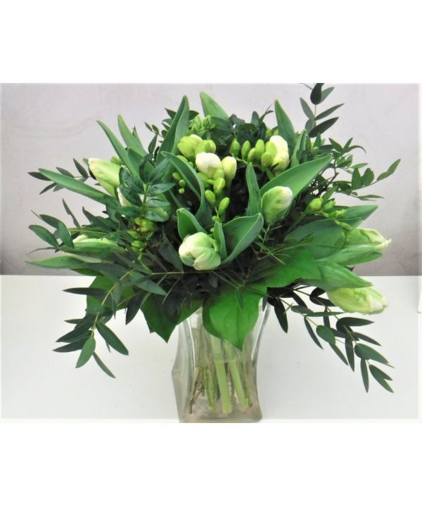 Tulipány a frézie v záplavě eucaliptu