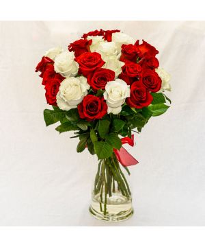 Kytice bílých a rudých růží