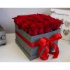 Krabička s červenými růžemi malá